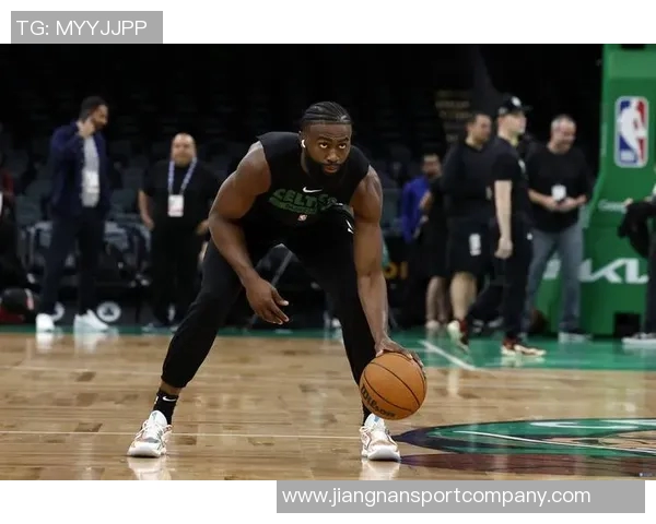 杰伦布朗首节火力全开半场表现出色砍下16分助球队稳住局势