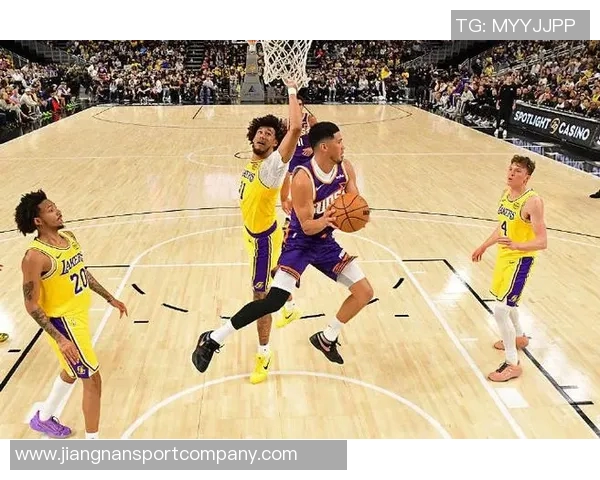 菲尔普斯现场观战湖人对阵太阳身穿布克签名鞋引关注