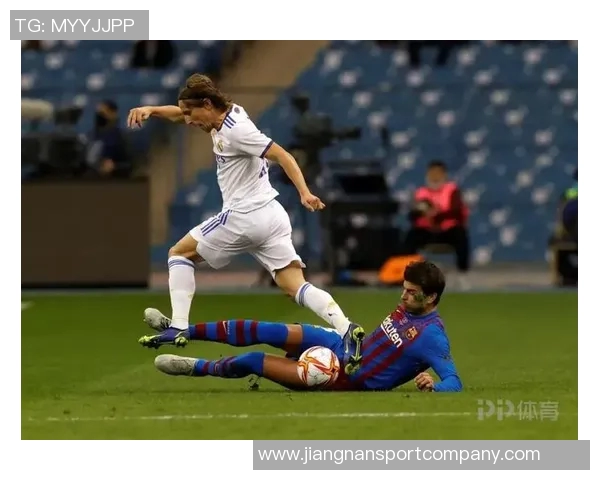 赫伊森因小腿伤缺席国家队训练皇马仍期待他能及时复出迎战国家德比