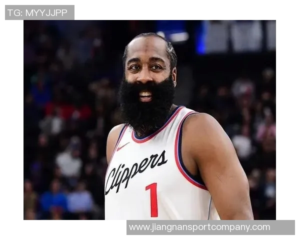 哈登36岁依旧拼搏51分钟赛场上的孤独与坚持让人心疼