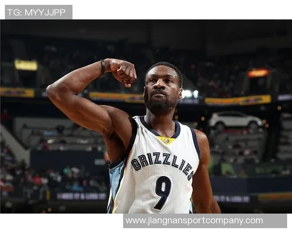 阿伦轻松发挥12投7中贡献20分7篮板2助攻1抢断展现出色状态