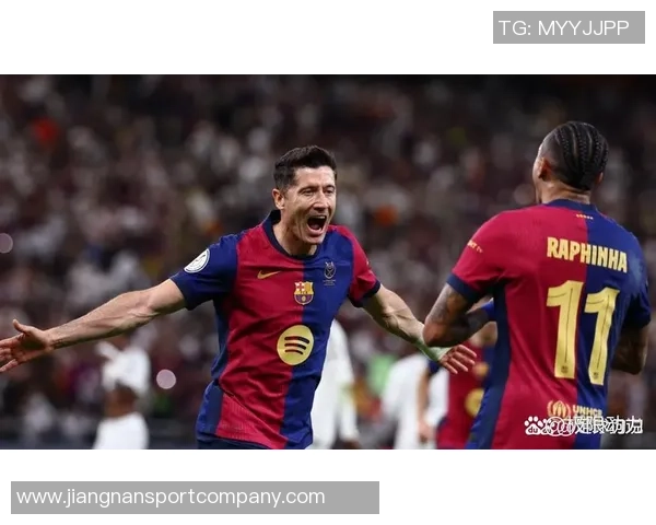 阿尔沙文穿巴萨球衣逛皇马商店引发球迷热议