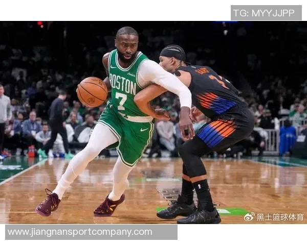 杰伦布朗带领球队逆转胜利19投9中砍下29分助攻4次第三节独得17分