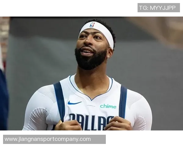 浓眉寄语弗拉格希望他放松心态未来将由他承担重任