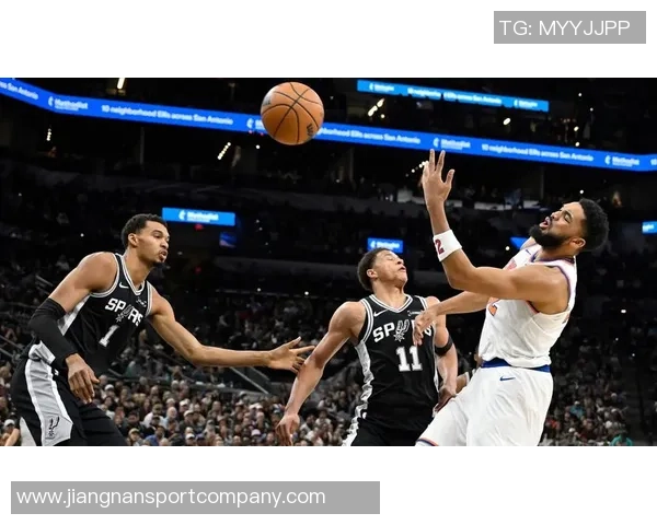 文班赛后第一时间回看录像努力为下场比赛做好充分准备