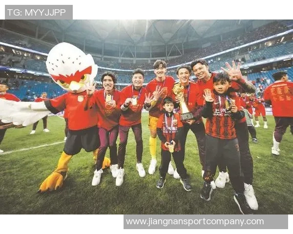 海港三连冠荣耀时刻团结奋进铸就传奇成就辉煌历史