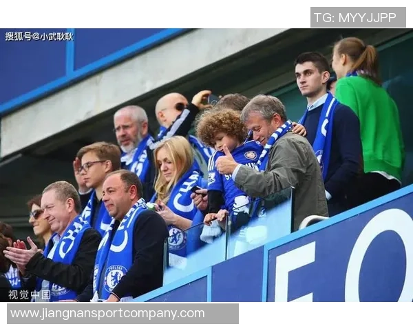 切尔西球迷高呼阿布名字举起BlueCoOut旗帜表达不满情绪
